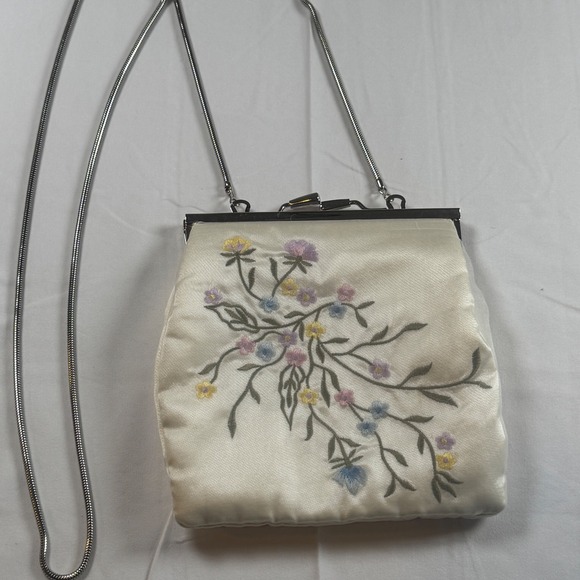Valerie Stevens Ivory Embroidered Floral Clutch Evening‎ Bag Chain Strap